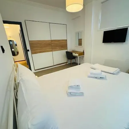 B&g In The Center Of Πάτρα